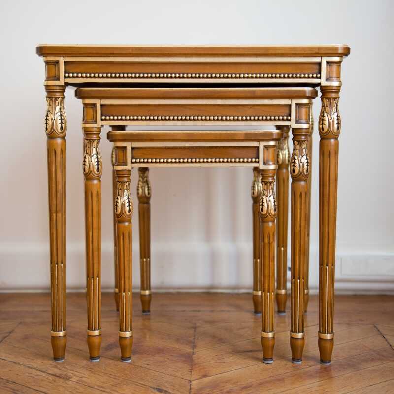 Lounge table Gigogne carved Louis XVI style