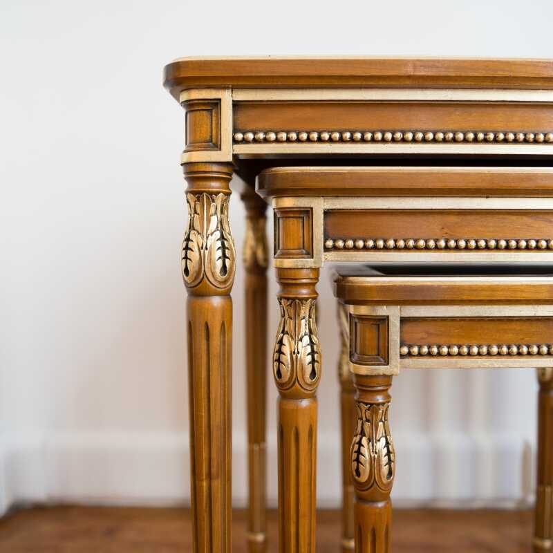 Lounge table Gigogne carved Louis XVI style